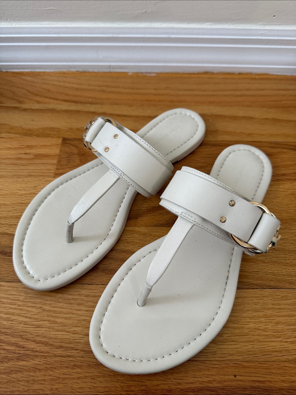 Tory Burch White Leather thong Sandals with Buckle Accent - Picture 1 of 4